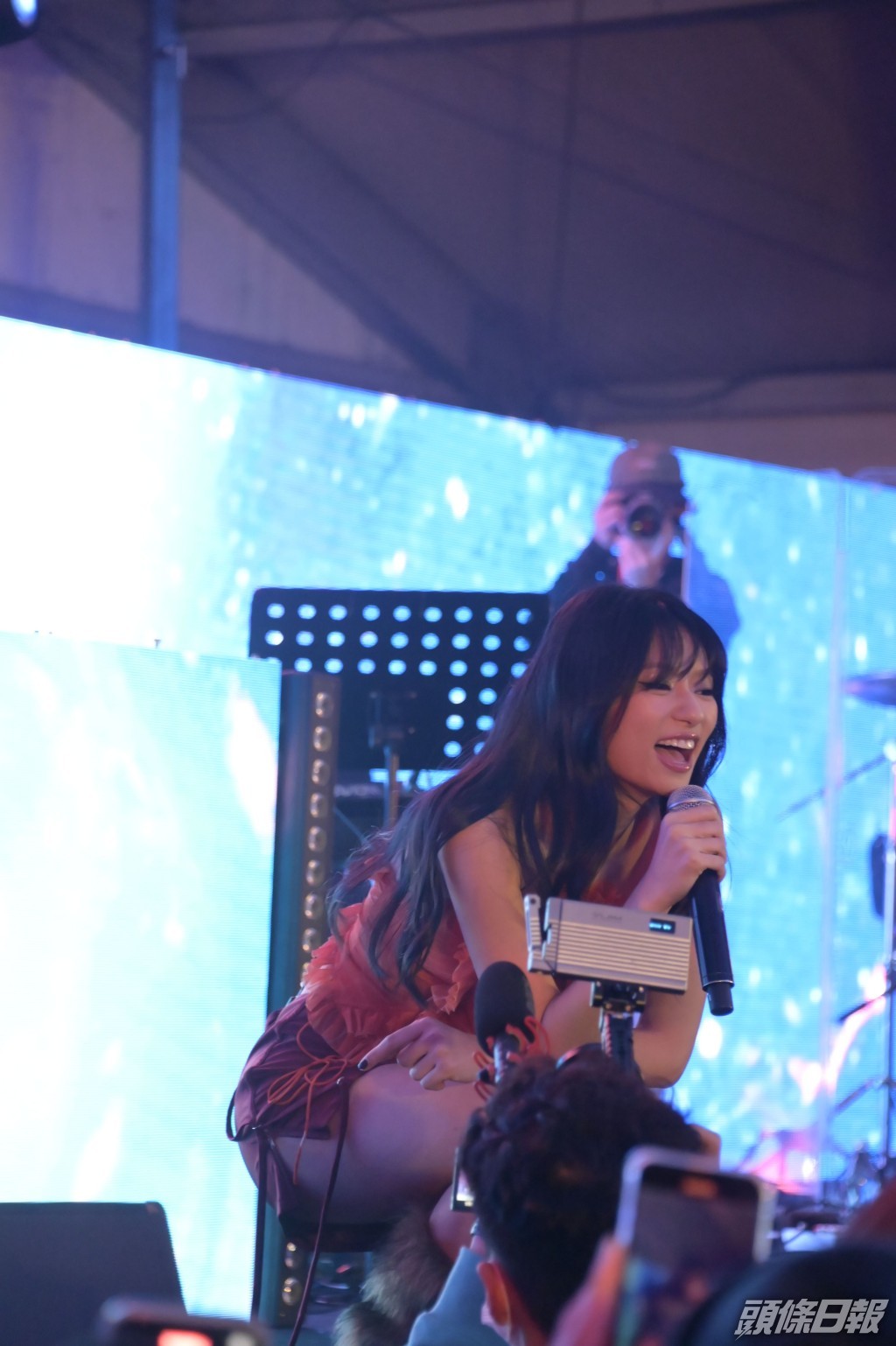 吳家忻未知是否因為太凍，在台上走音。